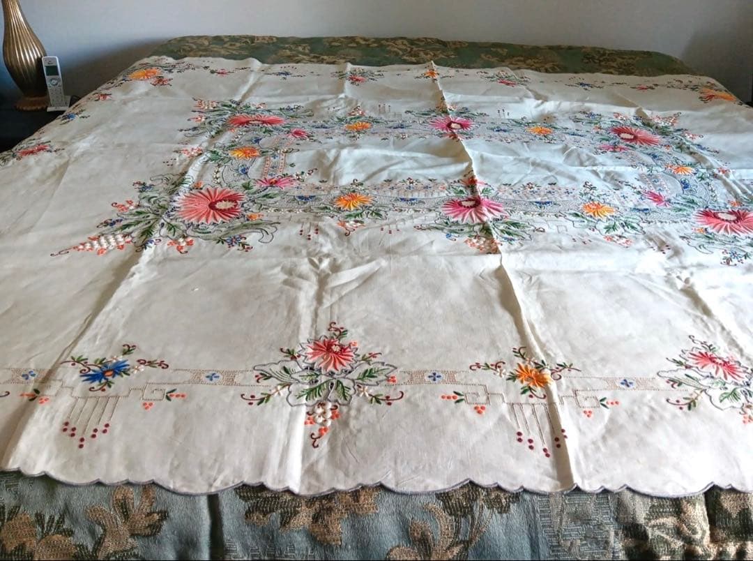 香港ヴィンテージ　刺繍　テーブルクロス お揃いのナプキン12枚OOAK刺繍花柄