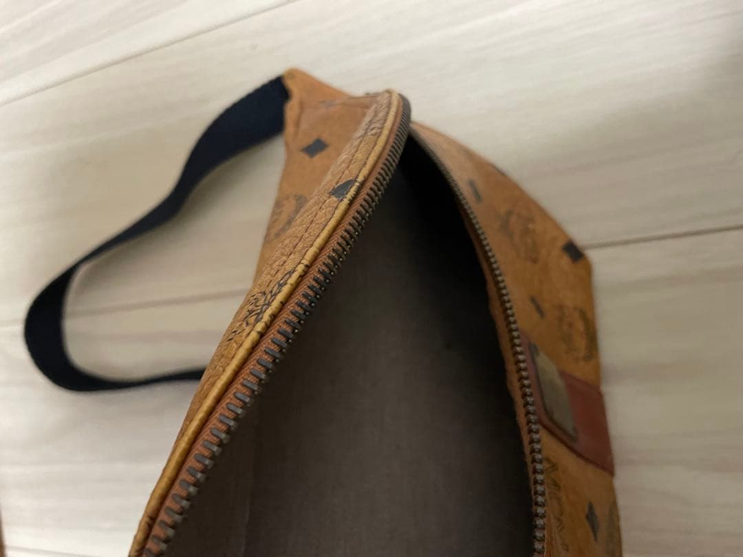 mcm ロゴプリント ボディバッグ ブラウン