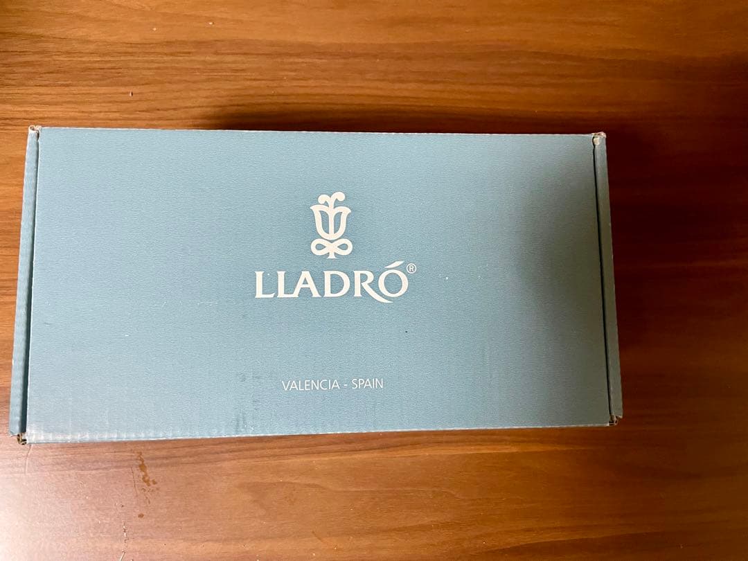 リヤドロ「小鳥と話す少女 フィギュリン」新品同様で未使用美品です。