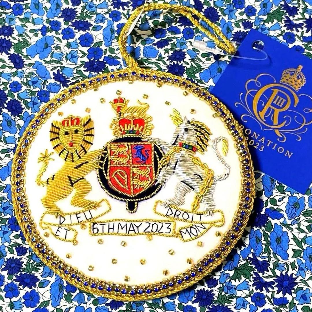 バッキンガム宮殿　チャールズ国王　記念オーナメント　エリザベス女王　ビーズ刺繍