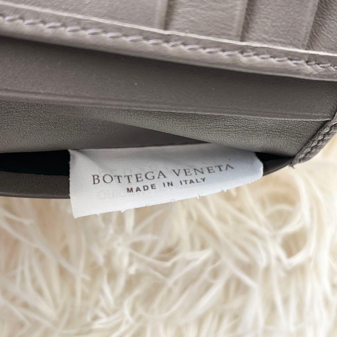 ⭐️未使用品⭐️　ボッテガヴェネタ　イントレチャート　二つ折り財布　ロゴ刻印