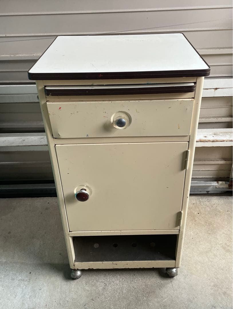 ビンテージ/スチール製/医療棚/収納棚/キャスター付き/ベロ付き/店舗什器