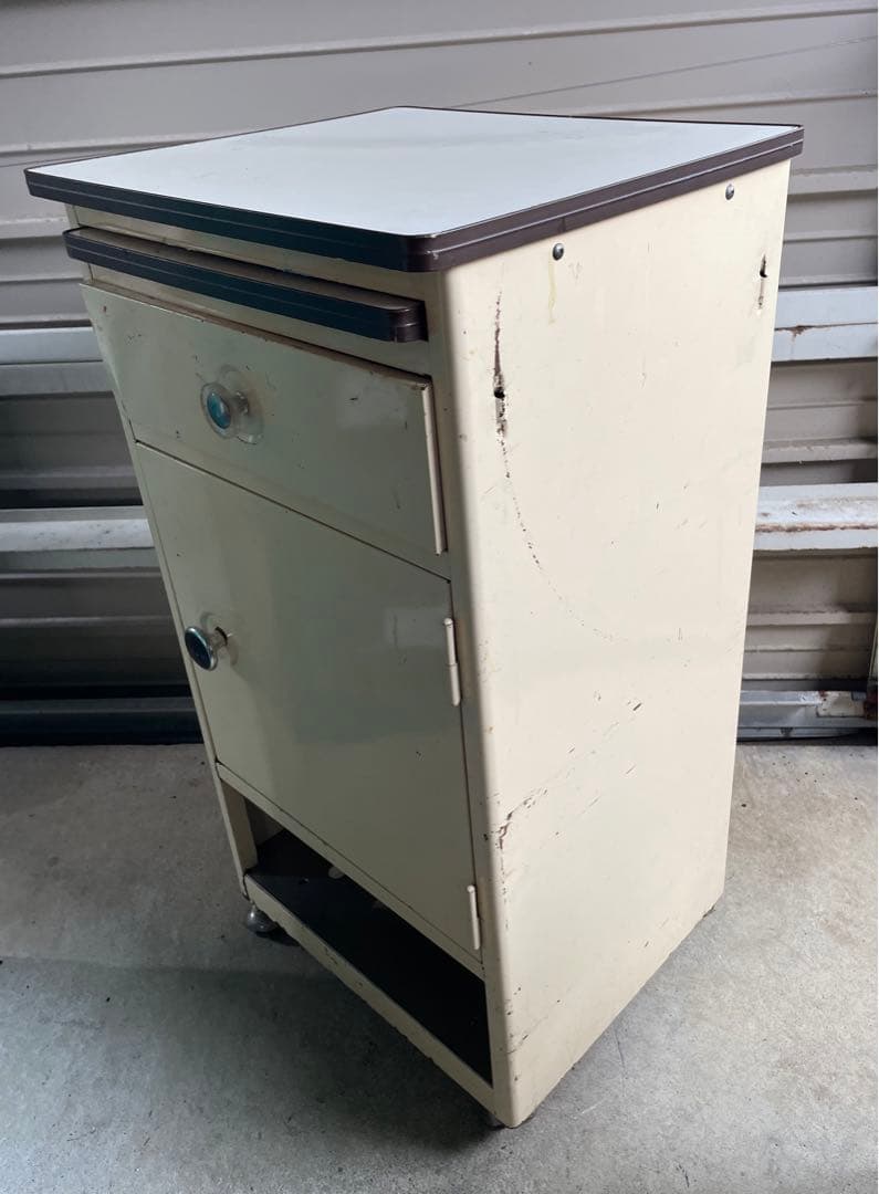 ビンテージ/スチール製/医療棚/収納棚/キャスター付き/ベロ付き/店舗什器