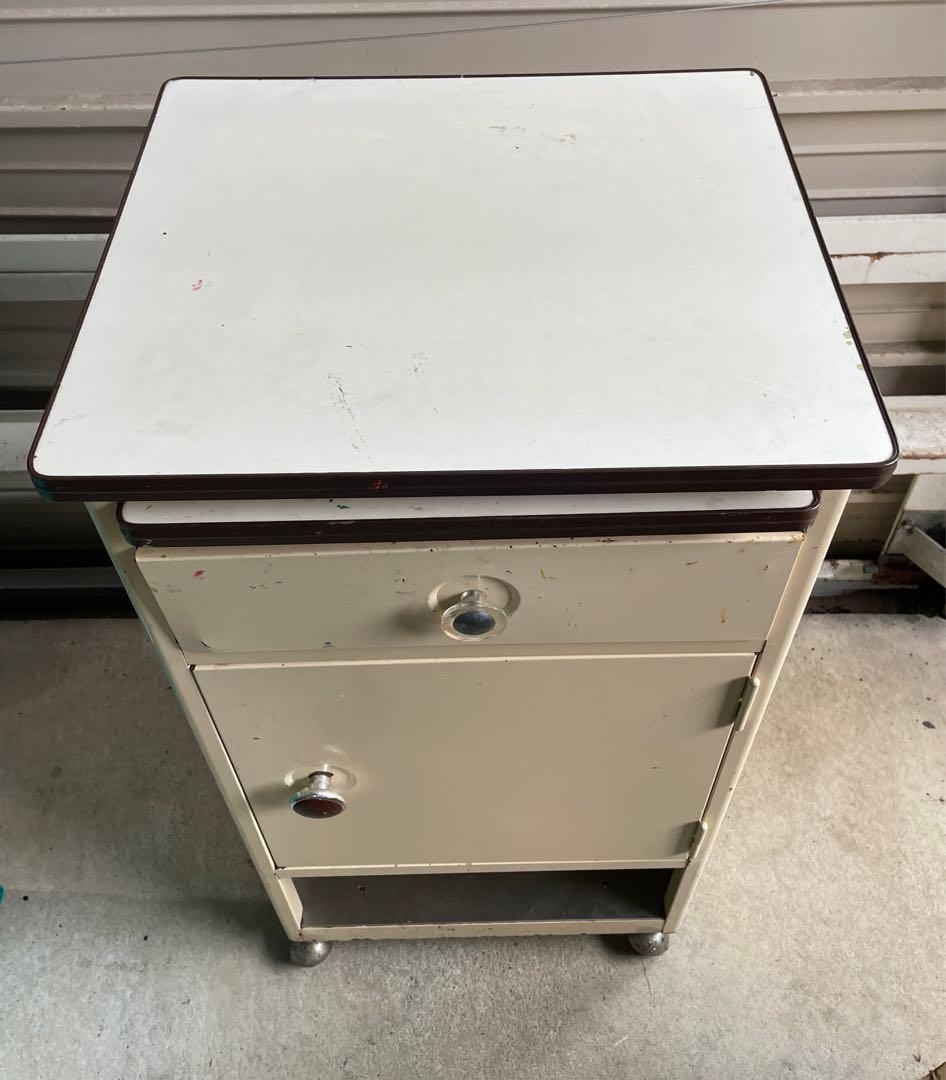 ビンテージ/スチール製/医療棚/収納棚/キャスター付き/ベロ付き/店舗什器