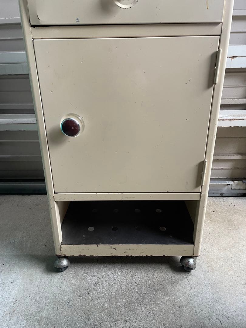 ビンテージ/スチール製/医療棚/収納棚/キャスター付き/ベロ付き/店舗什器