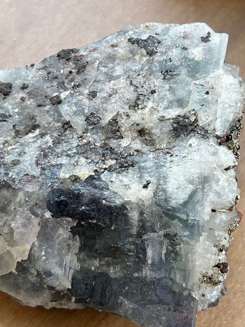 モロッコ産 ブルーフローライト × レッドクォーツパイライト共生 原石