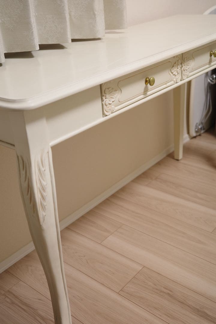 ロココ調アイボリーの2引き出しテーブル