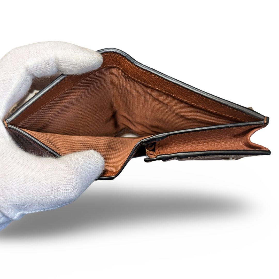 【新品同様】VALENTINO ヴァレンティノ　スタッズ付き二つ折り財布