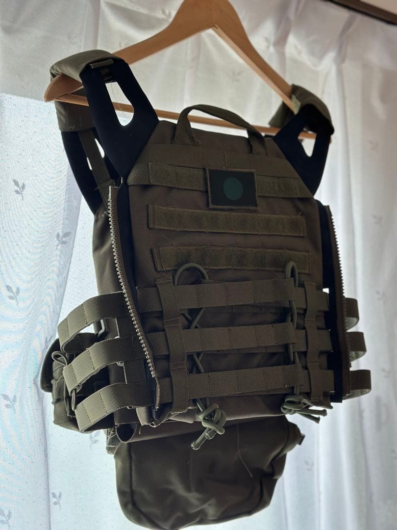 プレキャリ　タクティカルベスト　MOLLE