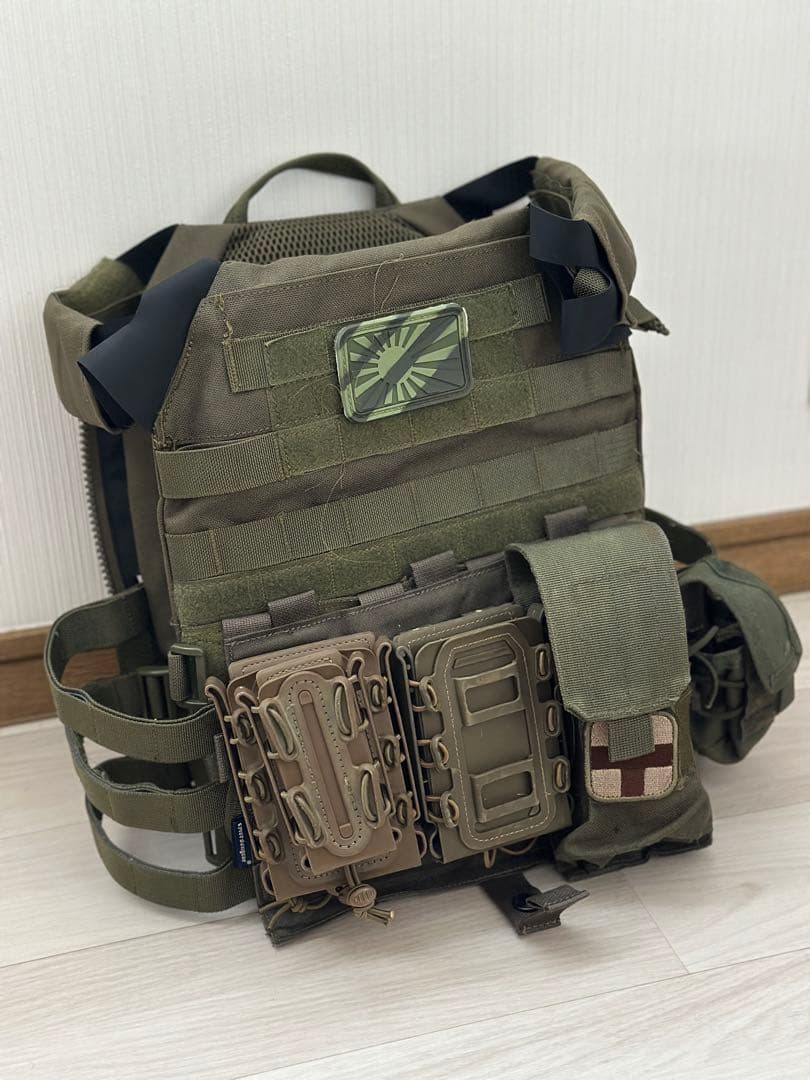 プレキャリ　タクティカルベスト　MOLLE