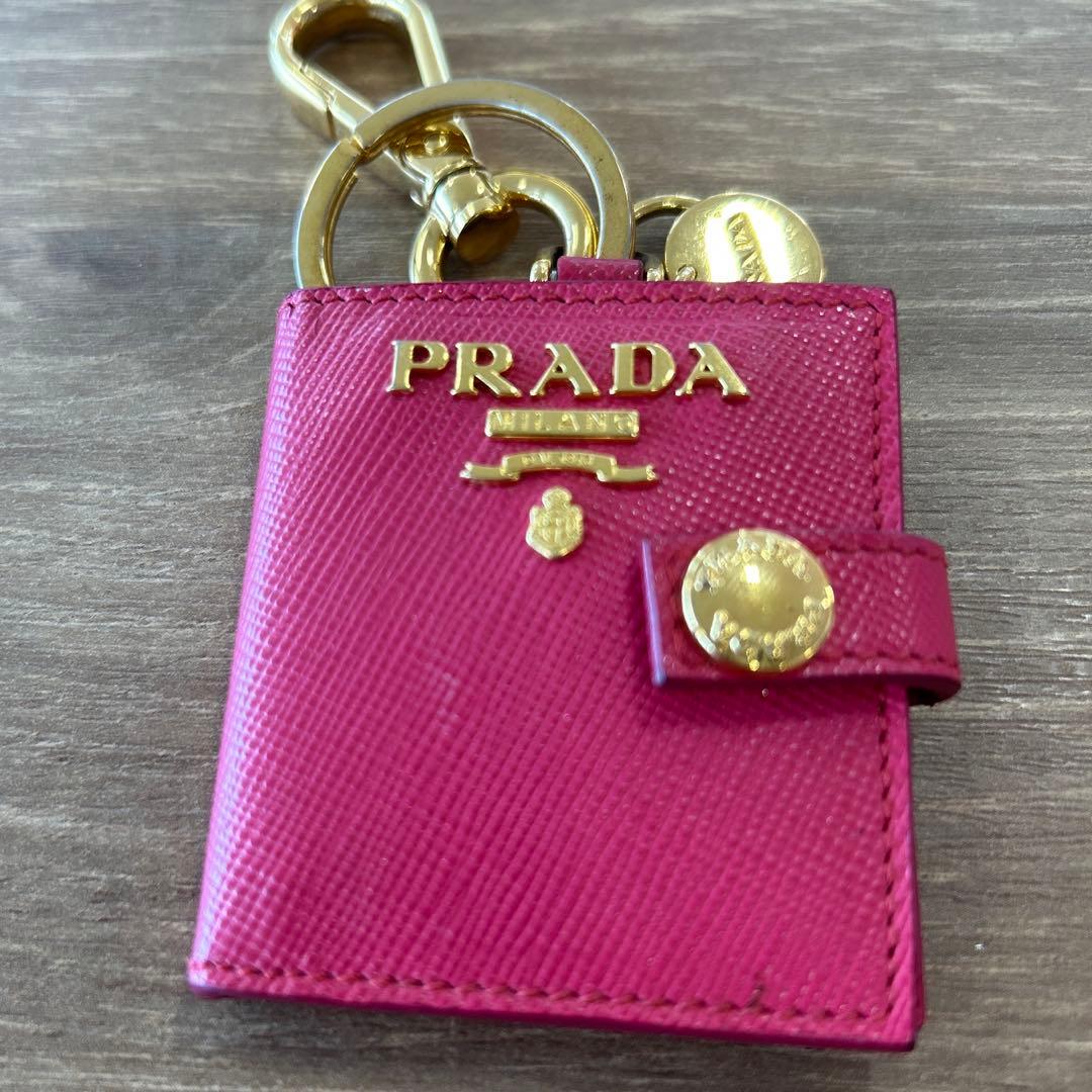 入手困難　プラダバッグチャームピンク
