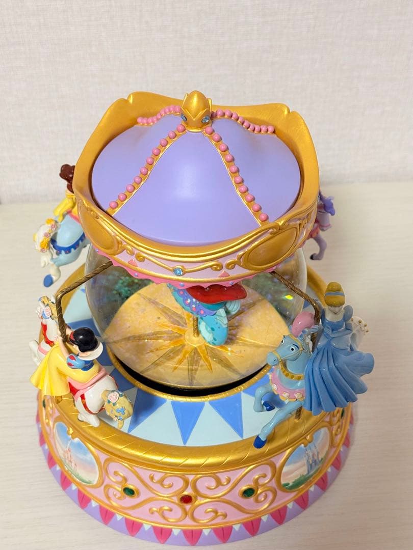 希少・美品　ディズニー プリンセス スノードーム メリーゴーランド型