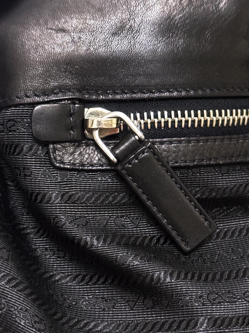 プラダ　レザー　メッセンジャー ショルダー バッグ　ハイエンド　定価35万　ロゴ