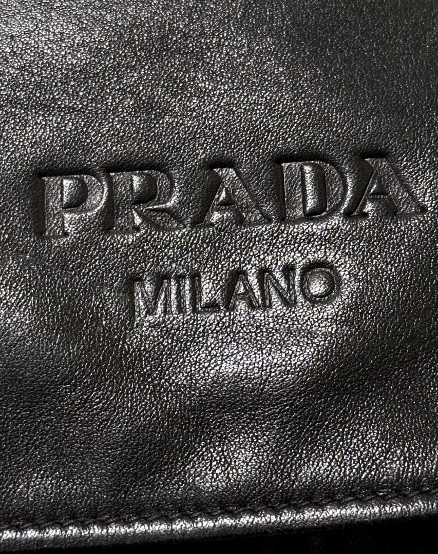 プラダ　レザー　メッセンジャー ショルダー バッグ　ハイエンド　定価35万　ロゴ