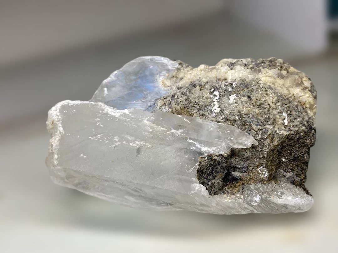 T1040-1虹入りセレナイト原石クラスター　ザンビア産　天然石　レア鉱物　浄化