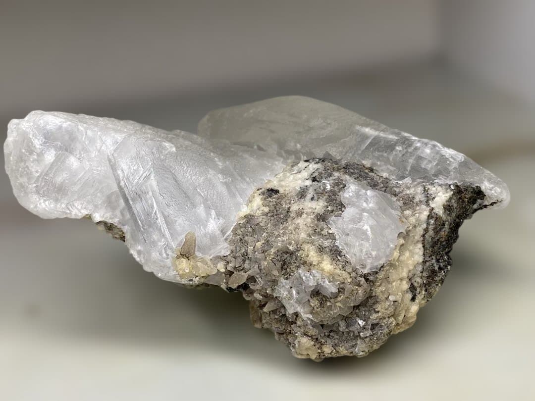 T1040-1虹入りセレナイト原石クラスター　ザンビア産　天然石　レア鉱物　浄化