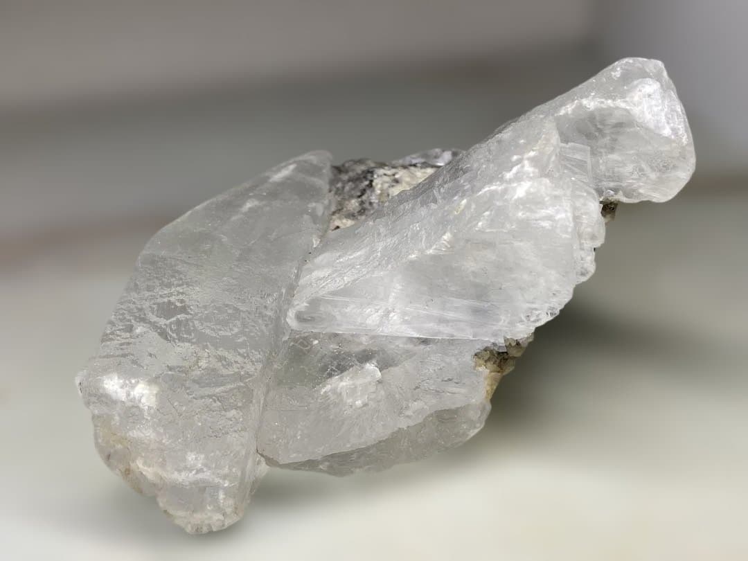 T1040-1虹入りセレナイト原石クラスター　ザンビア産　天然石　レア鉱物　浄化