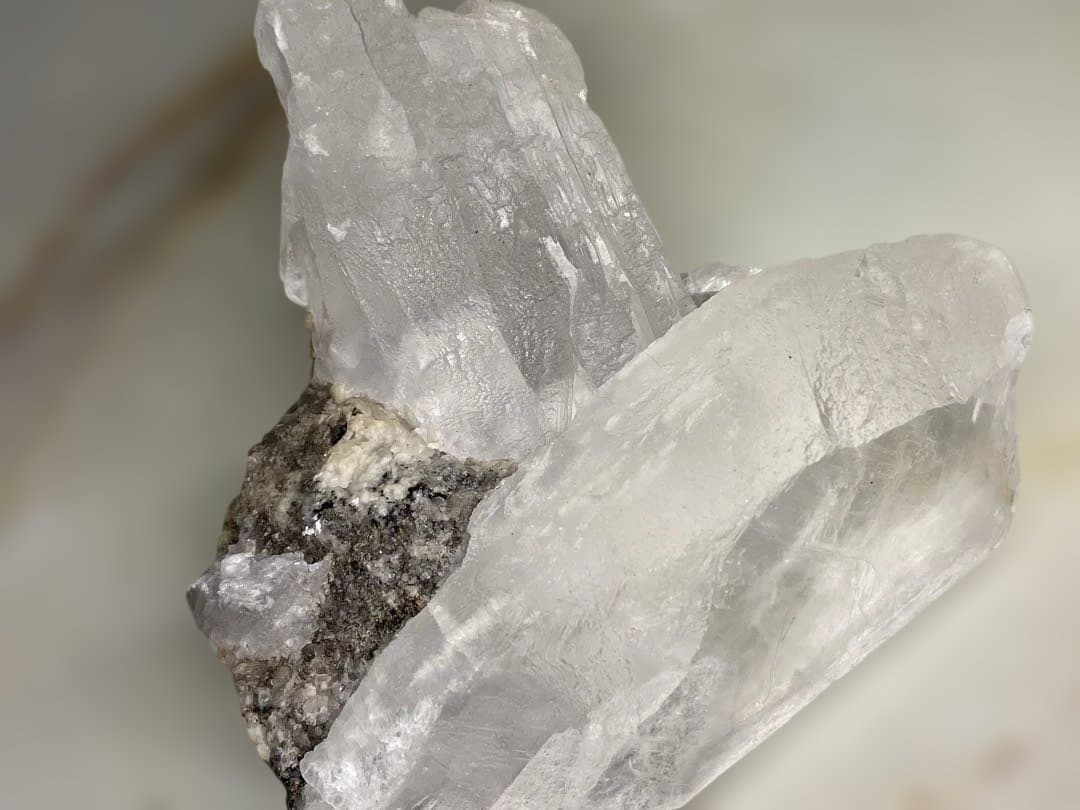 T1040-1虹入りセレナイト原石クラスター　ザンビア産　天然石　レア鉱物　浄化