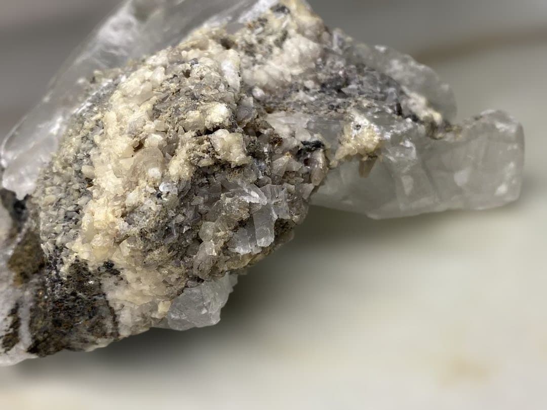 T1040-1虹入りセレナイト原石クラスター　ザンビア産　天然石　レア鉱物　浄化