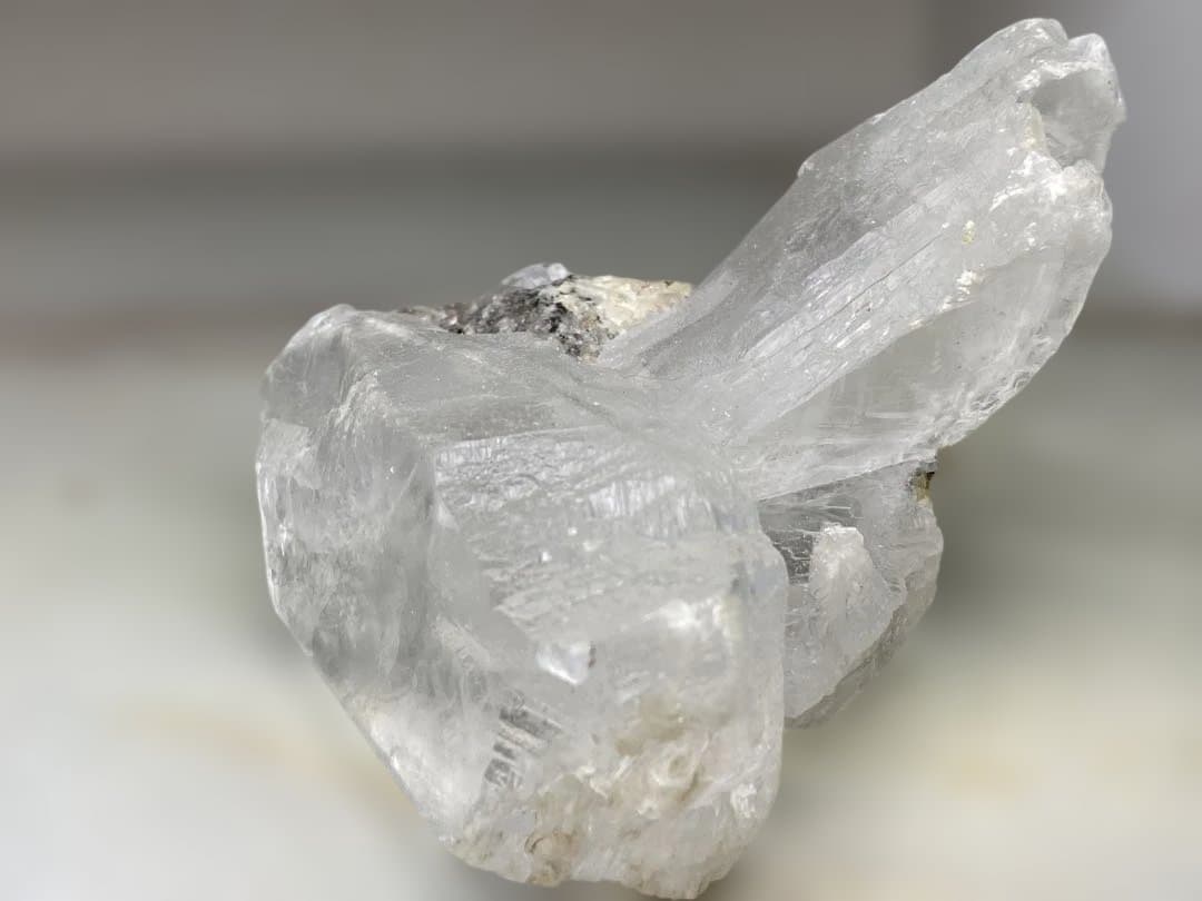 T1040-1虹入りセレナイト原石クラスター　ザンビア産　天然石　レア鉱物　浄化