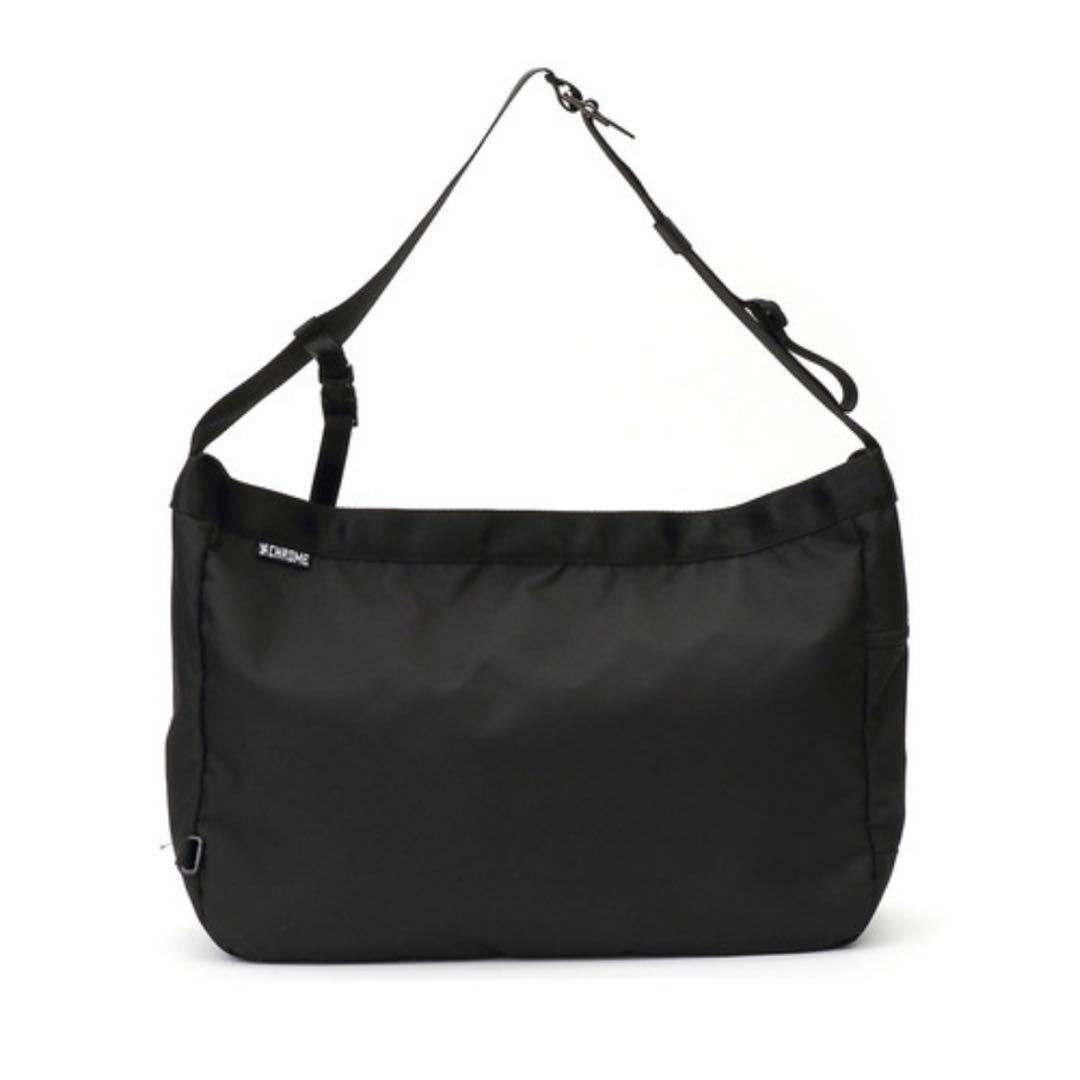 バッグ CHROME NEWSPAPER MESSENGER BLACK 26L