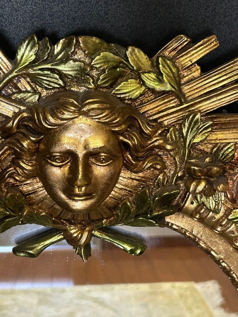 クラシックな金色の壁掛け鏡