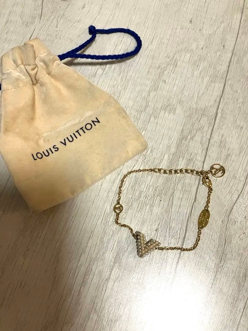 Louis Vuitton✨ エセンシャルV字パールブレスレット　美品