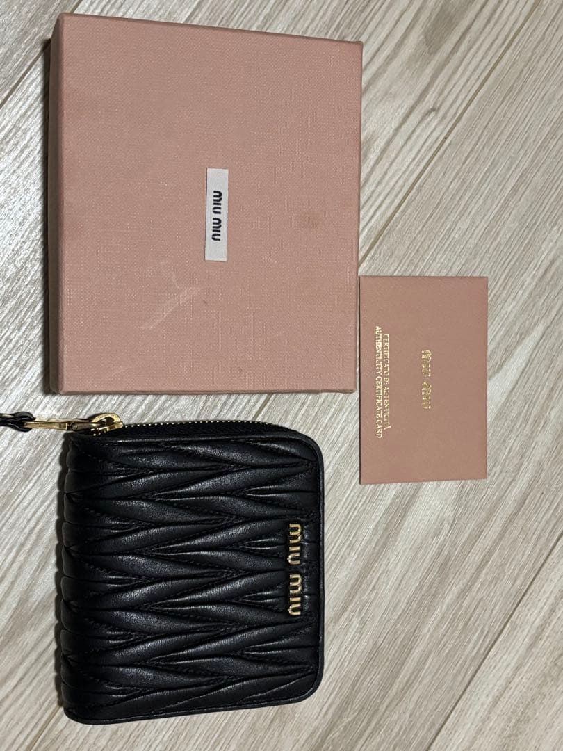 miu miu 黒 レザー 二つ折り財布