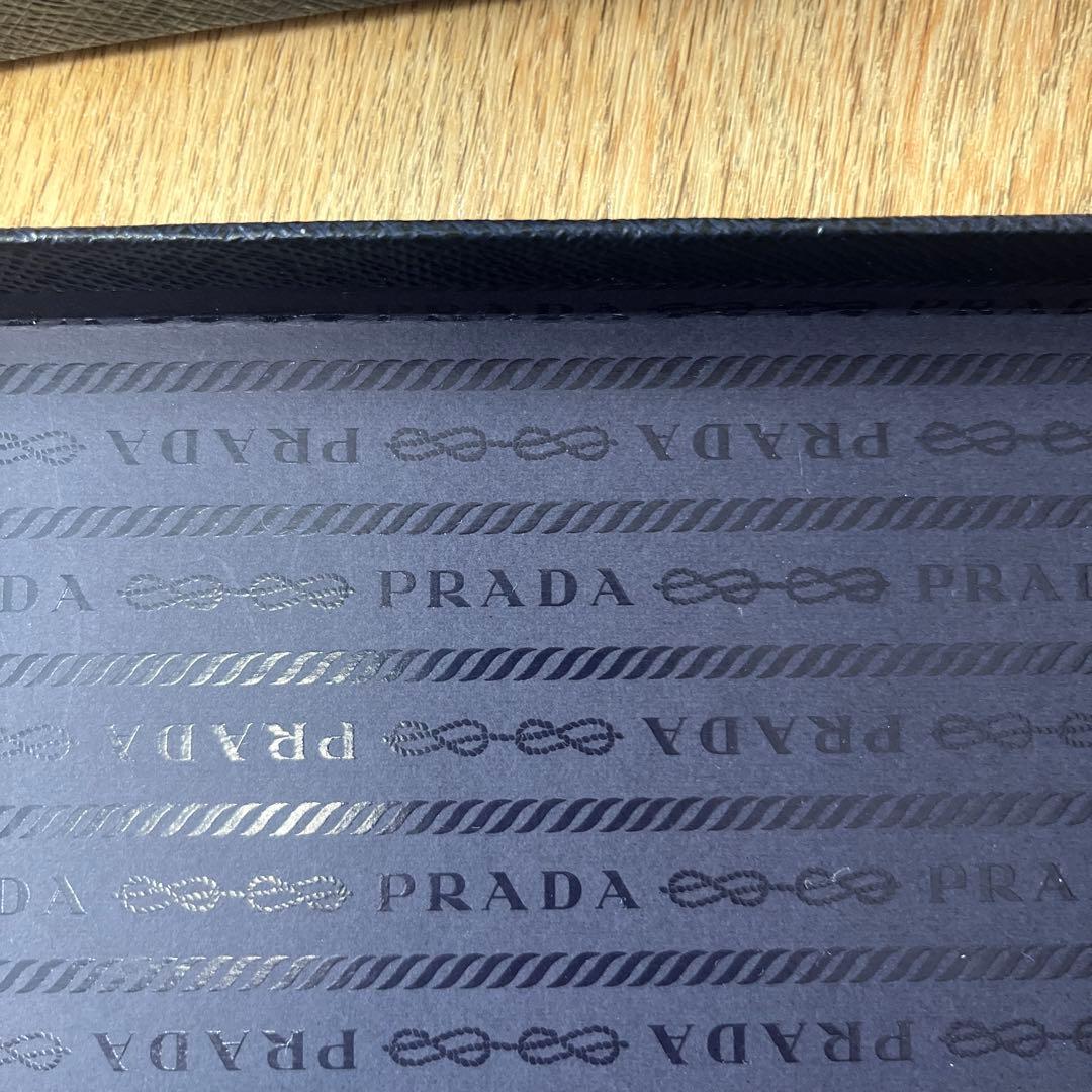 未使用　箱保証書付　PRADA 長財布　サフィアーノ　トライアングル　ネイビー