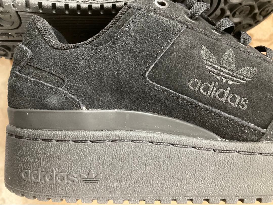 adidas（アディダス）スニーカー コアブラック 黒レディース 厚底　26.5