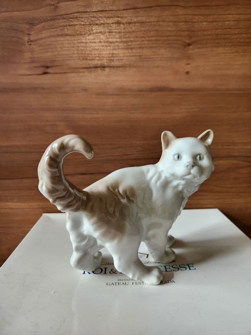 ホワイトとベージュ　猫　リヤドロ　NAO アンティーク　LLADRO 置物　陶器