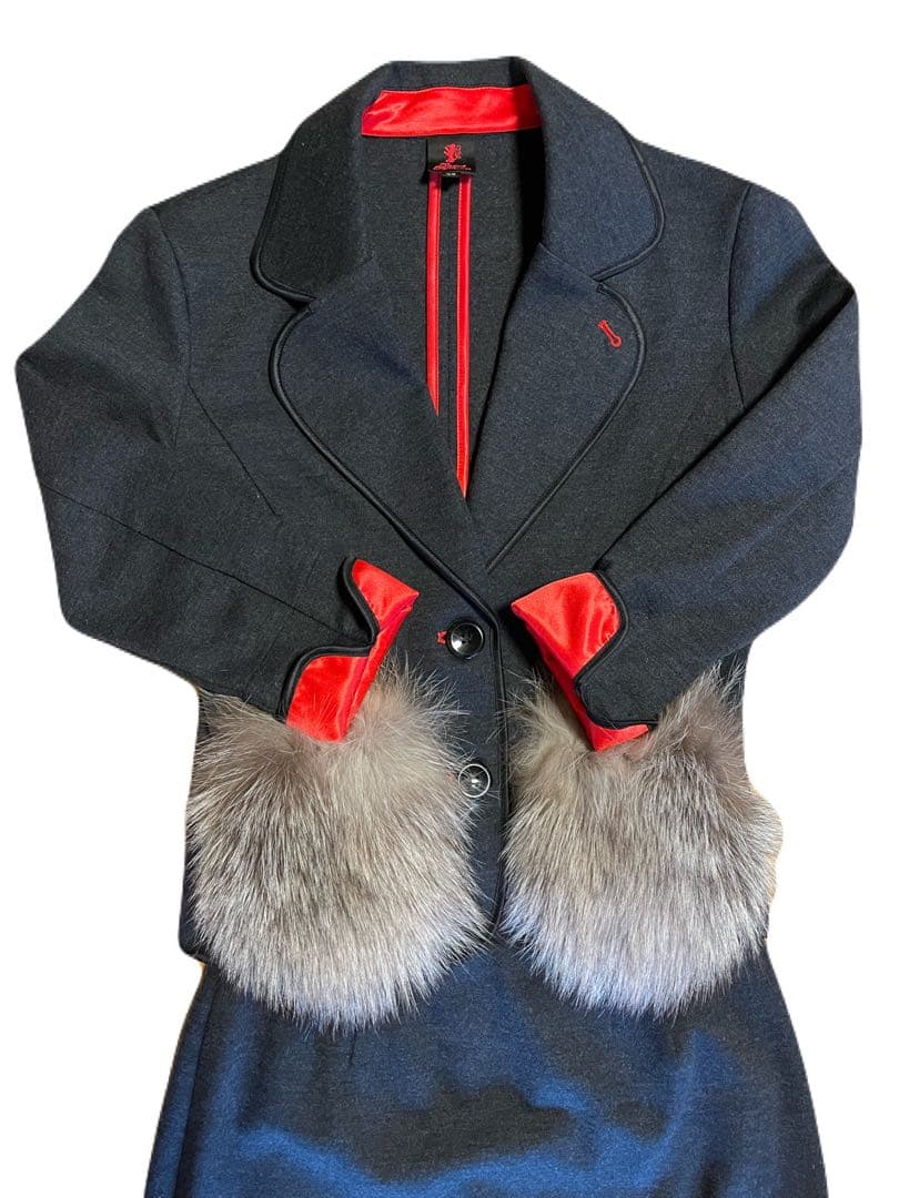 ファー付きダークグレー長袖スーツ上下　レジーナロマンティコ