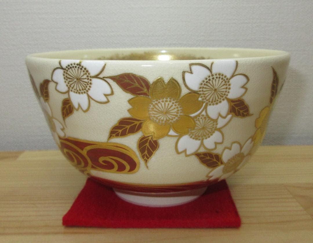 送料込【逢絢亭】茶道具 茶碗 京焼 桜花流水の図 真葛（宮川）香斎 共箱入り