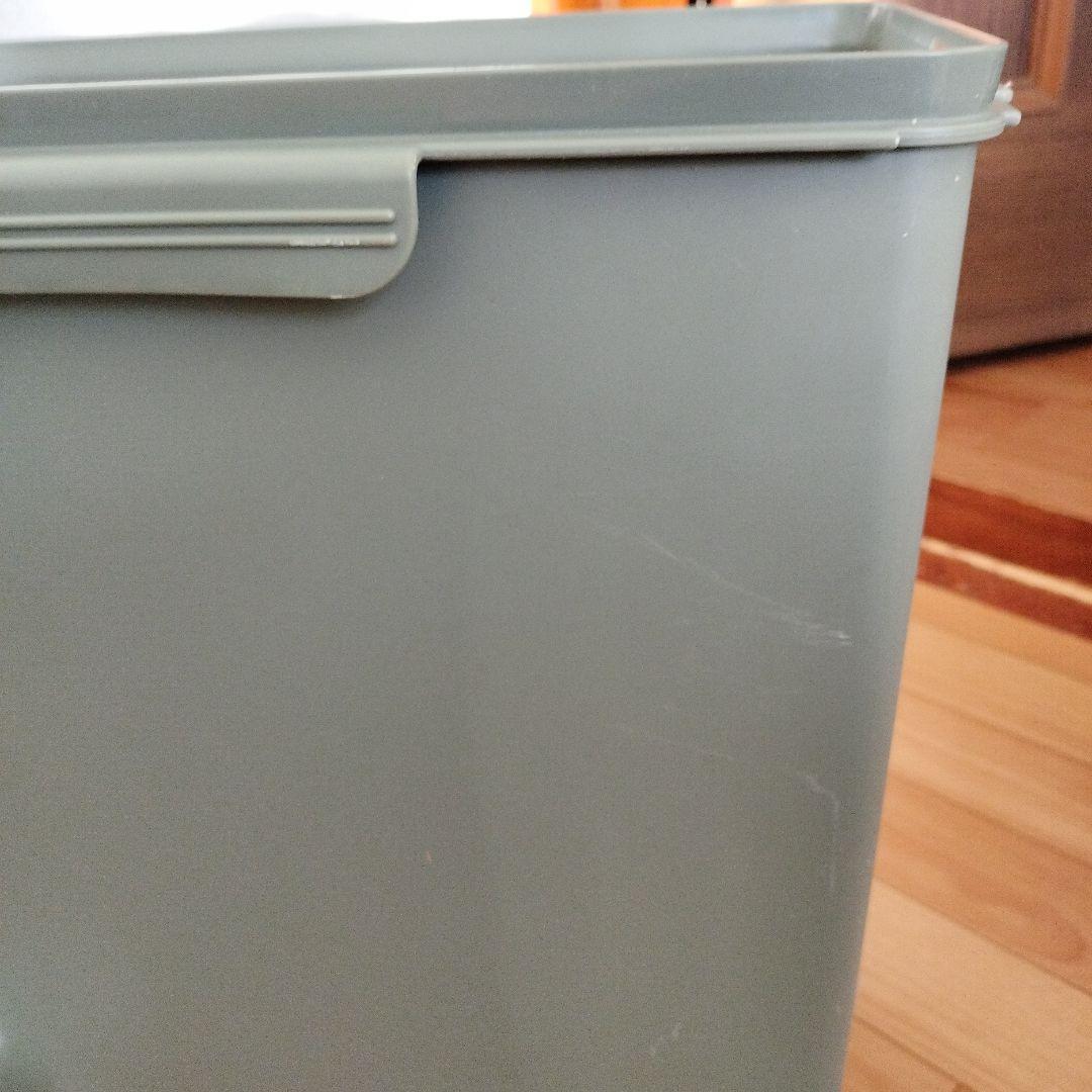 タッパーウェア　ライスキーパー　米保管容器米びつ　キャスター付き！