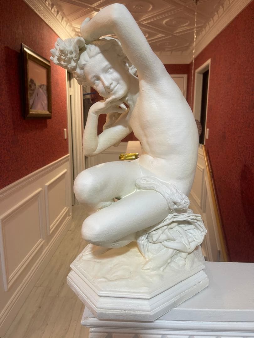 彫刻「貝殻を持つ少女」高さ:44cm 、彫刻家ジャン・バティスト・カルポシュ