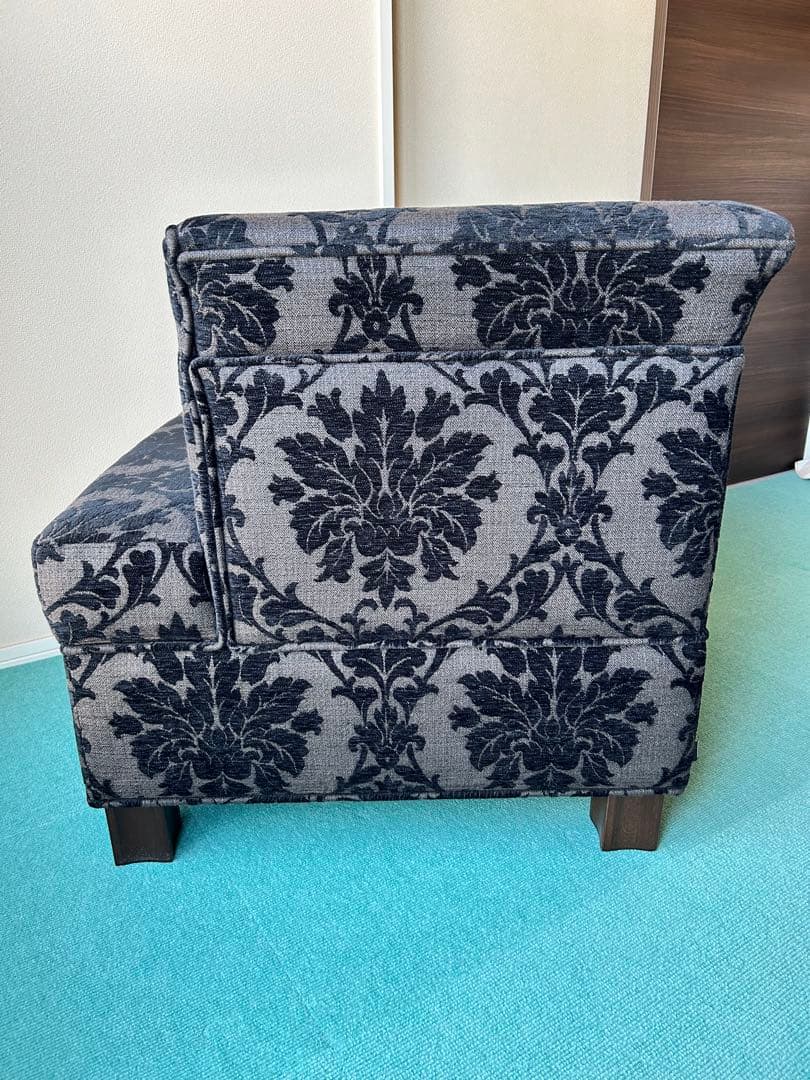 AIDEC ブラウンと黒の花柄アームチェア一人掛け用