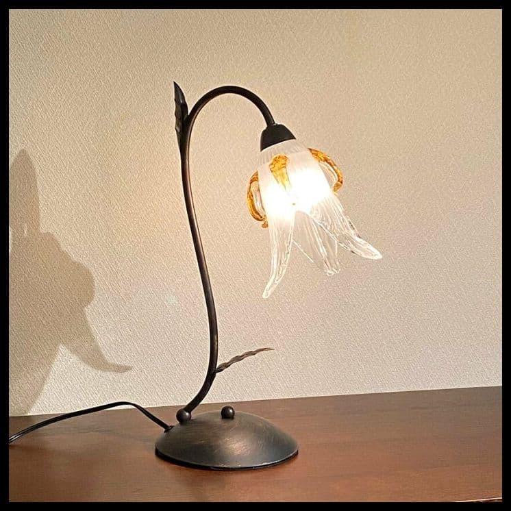 輸入雑貨　アイアン　『ユリ(百合)の１灯スタンドランプ』　ガラスシェード