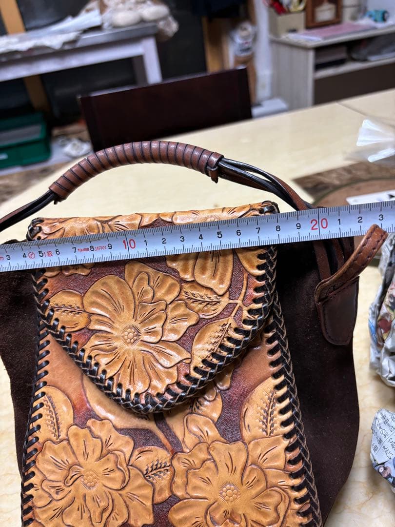 レザーショルダーバッグ　手持ちバッグ　カービング　手作り