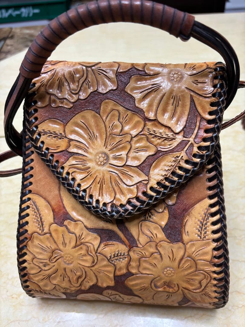 レザーショルダーバッグ　手持ちバッグ　カービング　手作り