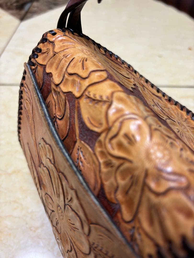 レザーショルダーバッグ　手持ちバッグ　カービング　手作り