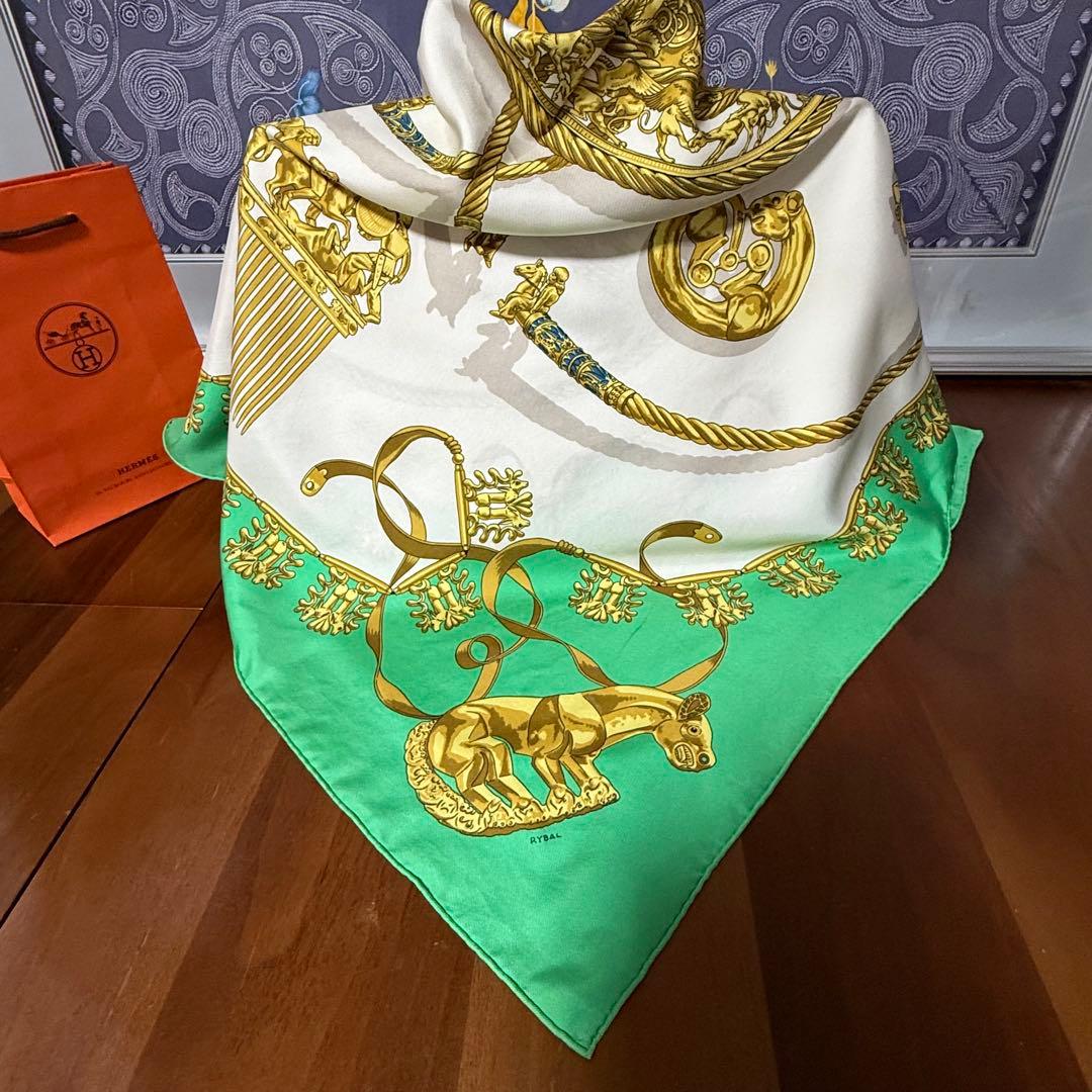 HERMES エルメス　カレ90 スカーフ 黄金の騎士　グリーン　色褪せあり