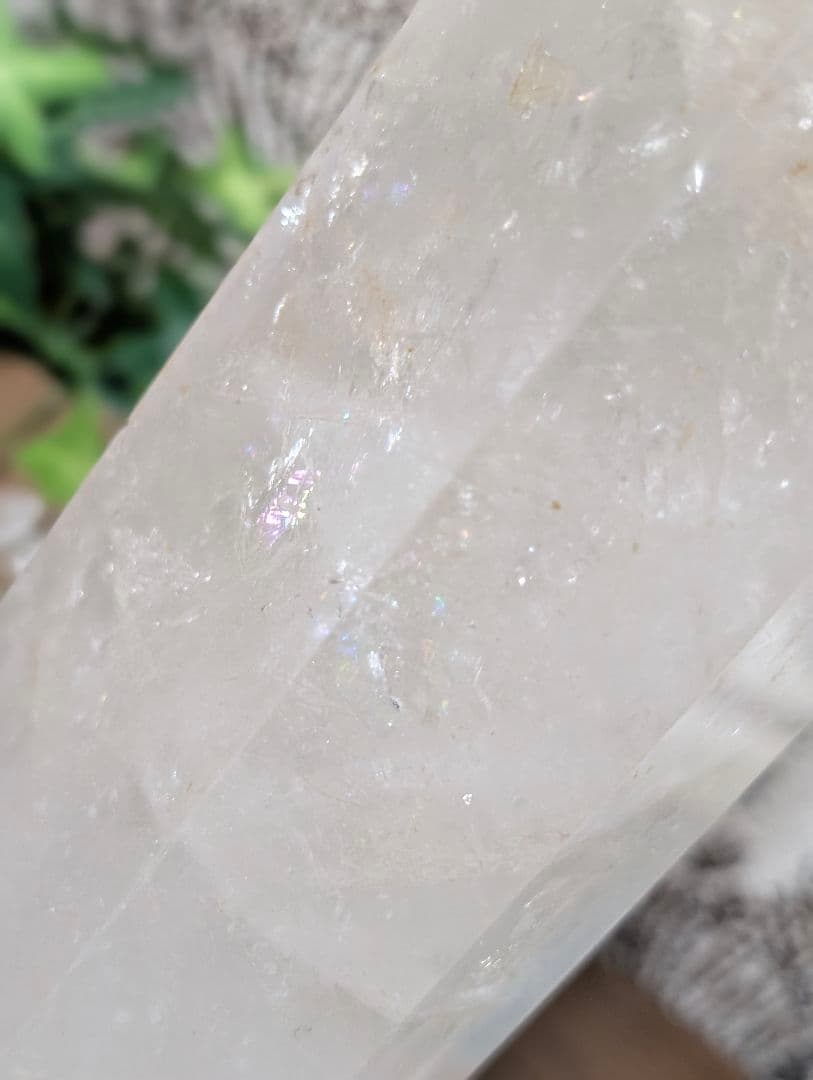 2412g 超巨大 虹あり　白水晶 六角柱マダガスカル産PS2