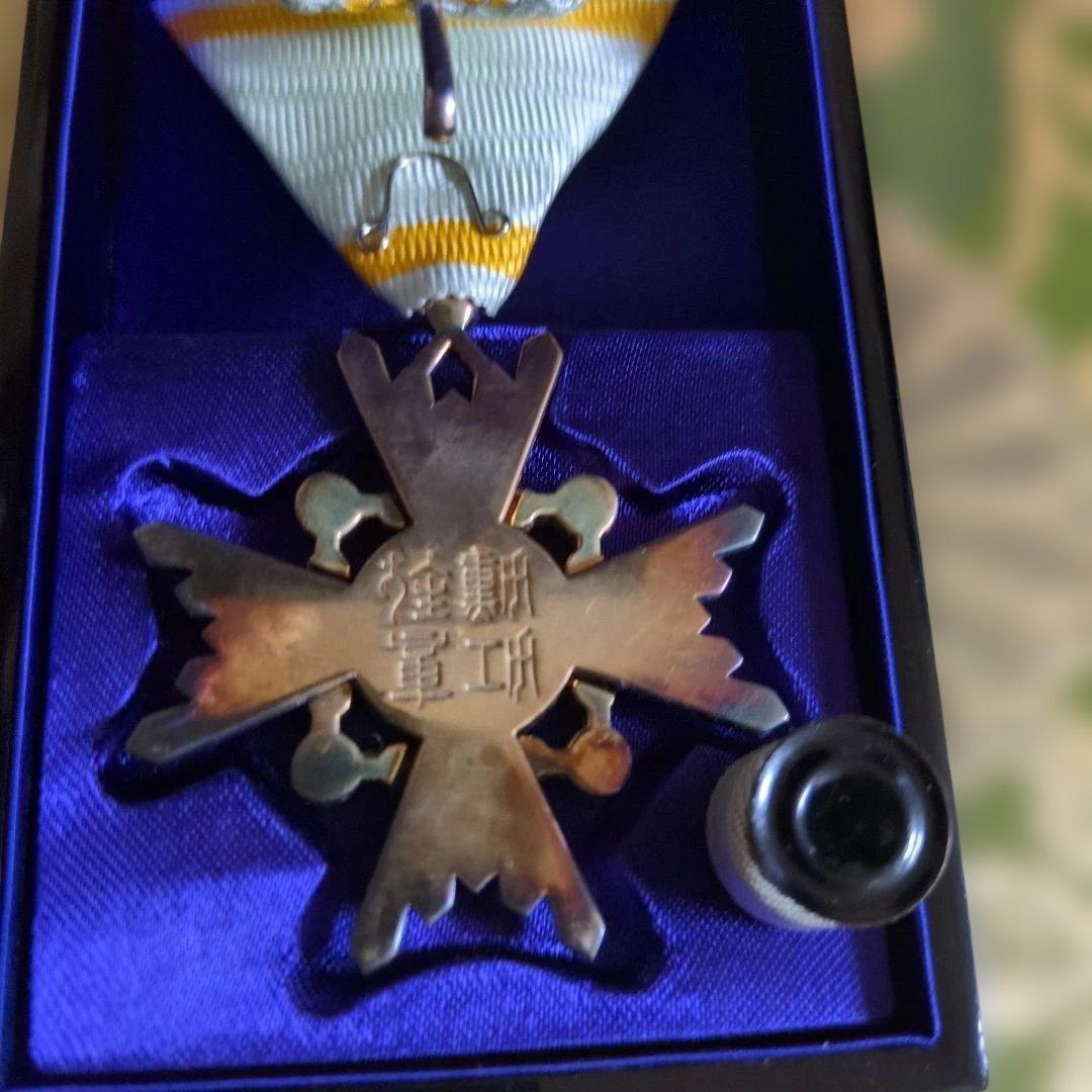 【最終価格】【美品】勲四等 瑞宝章 塗共箱・略綬付き