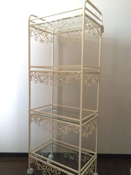 キャスター付きデザインガラス棚