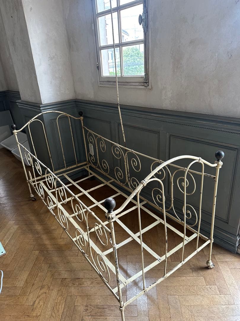 【蚤の市】ベビーベット　アイアン製クリーム色ベッドフレーム　フランス