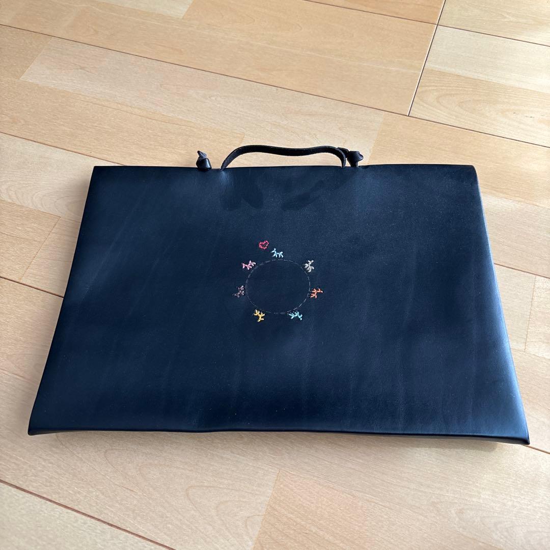 アンリクイール書類入れ