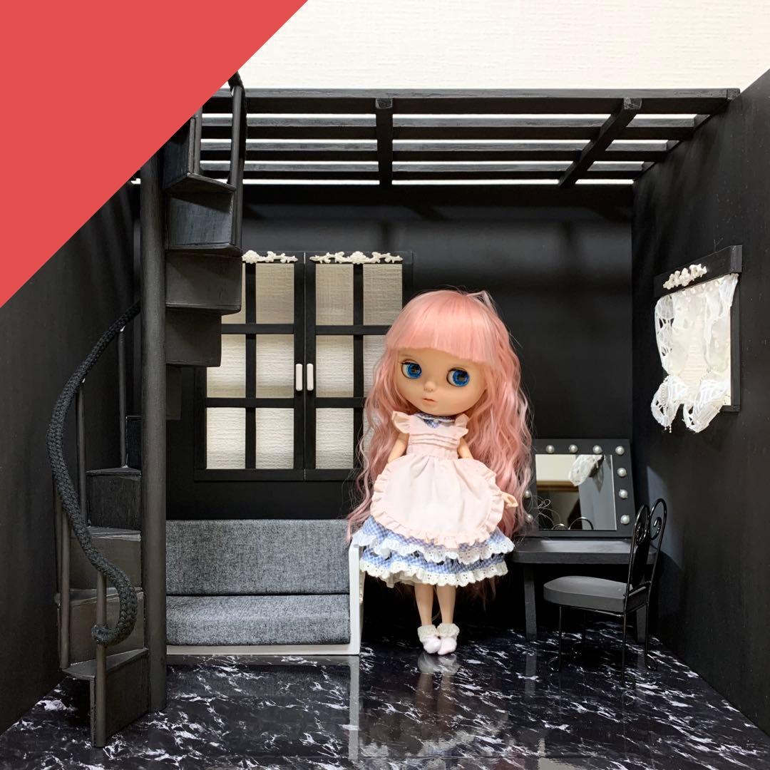 ドールハウス　螺旋階段のあるブラックルーム