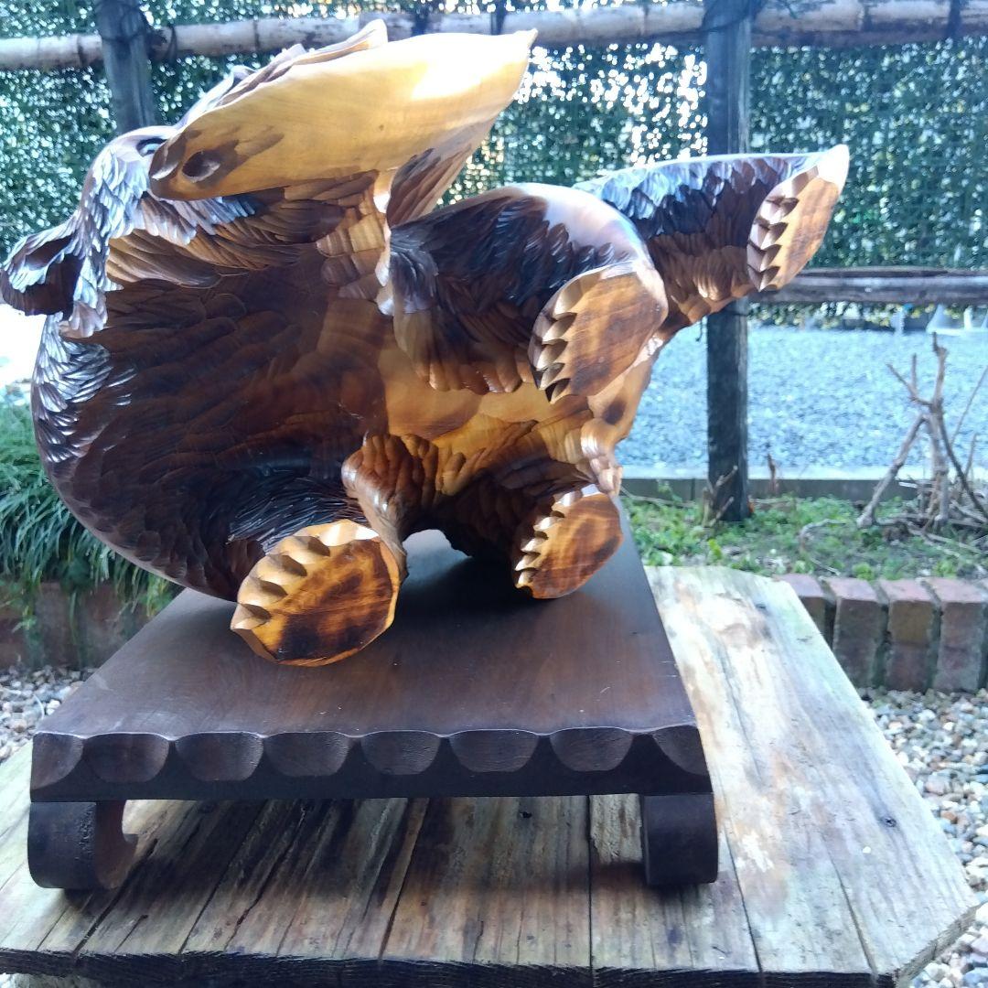美品 クマと魚の大型木製彫刻 台付き