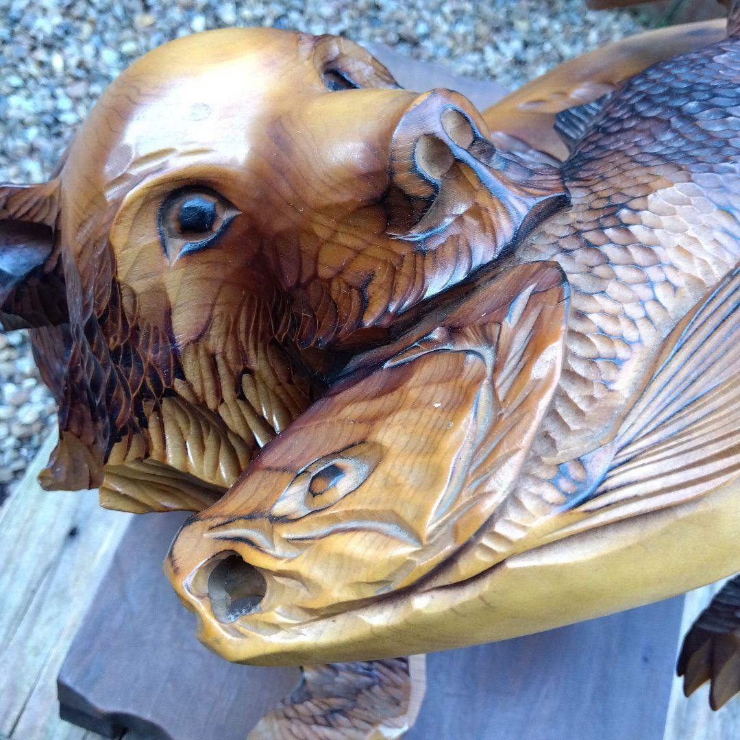 美品 クマと魚の大型木製彫刻 台付き