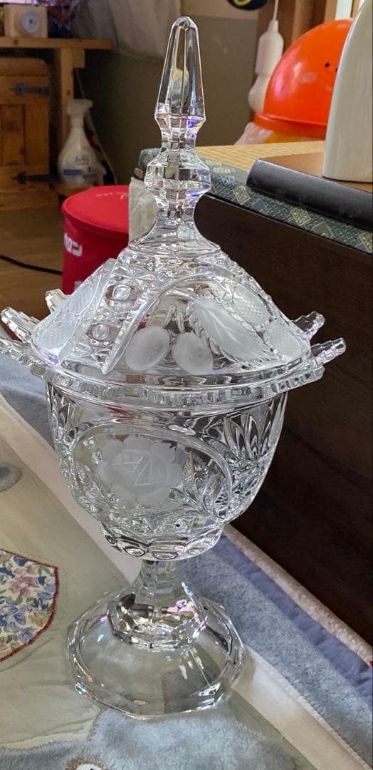 バイエルン、ベイヤー - 半透明のクリスタルに、花や蝶の美しいカット花瓶